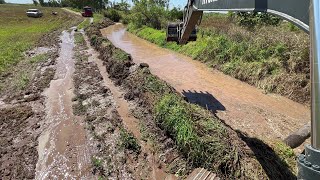 LIMPANDO VALETA COM ESCAVADEIRA HIDRÁULICA- op iago