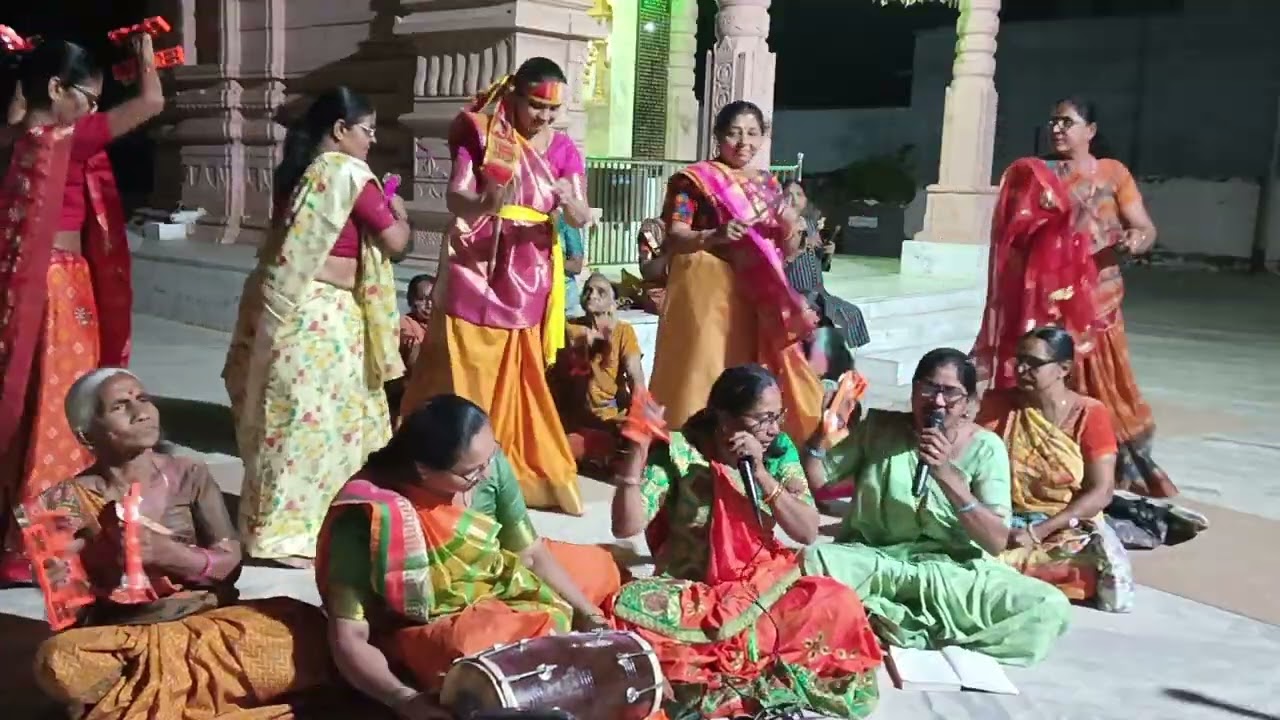 હોળી નુ મસ્ત ભજન એકવાર જરૂર સાંભળો.અમારા કચ્છી બેન ને ગાયુ છે.