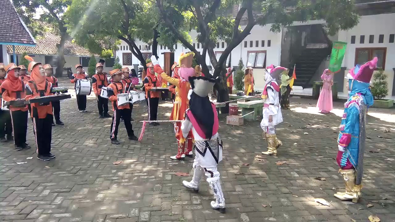 Drum Band MI Al Ihsani Podoroto Kesamben peringatan isro' mi'roj dan hari kartini 2018