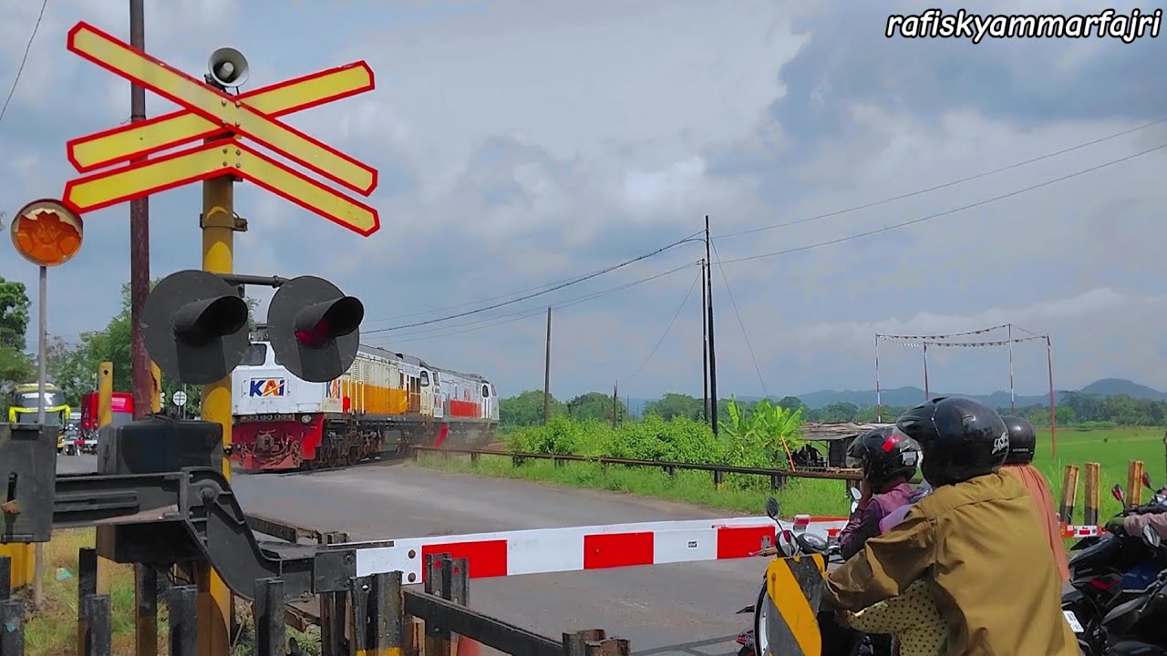 Palang Pintu Kereta Api | Railway Crossing | Januari2026b| Lokomotif Sruntulan  & Ka Harina