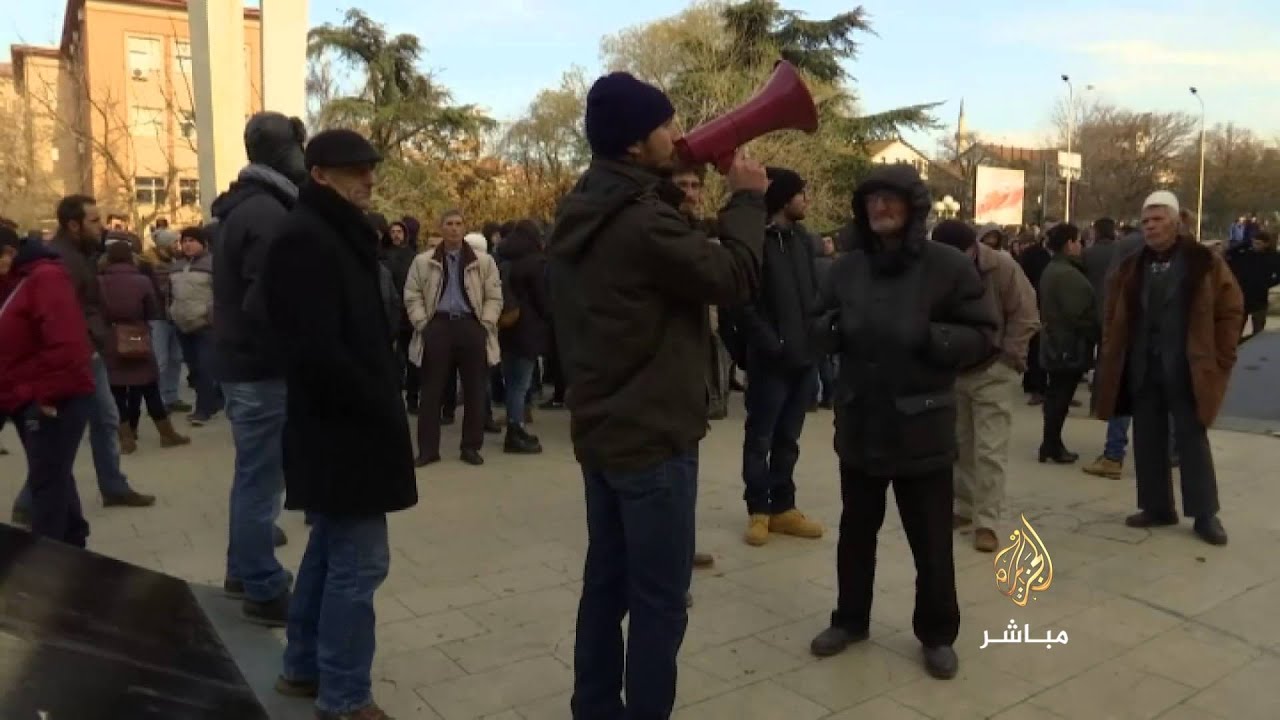 فيديو .. إلقاء قنبلة غاز في برلمان كوسوفو للمرة السادسة