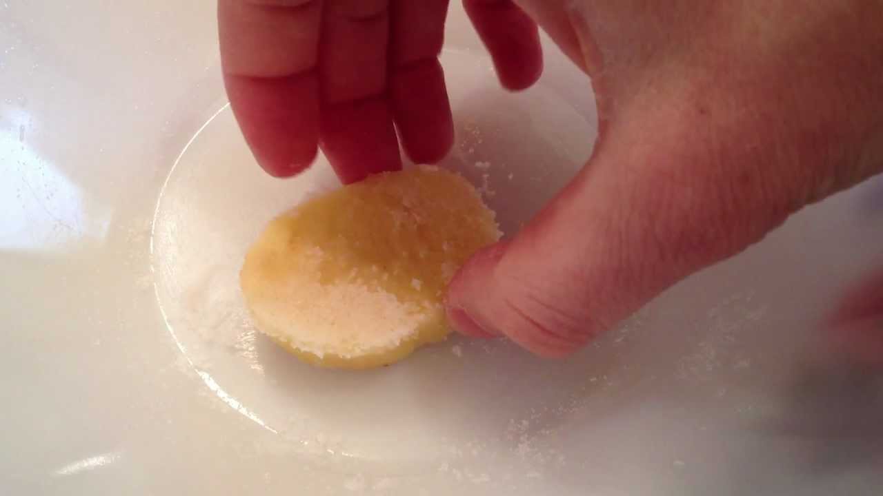 Enlever le sel d'un plat avec une pomme de terre - YouTube