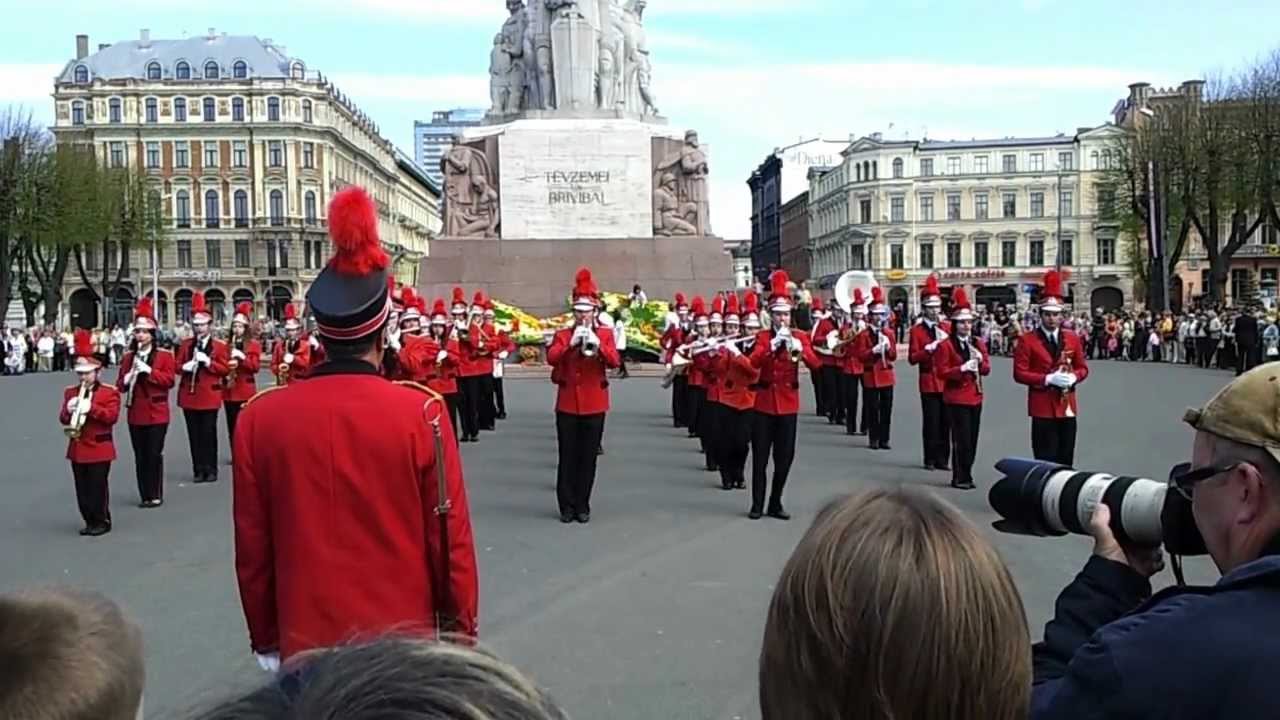 Pūtēju orķestris Auseklītis pie Brīvības pieminekļa