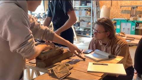 Video for beginners taught by Japanese carpenter. How to sharpen the blade of a chisel.Part3