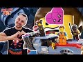 Папа Роб собирает набор LEGO Movie 2. Побег Эммета и Дикарки на багги. Часть 2. 13+