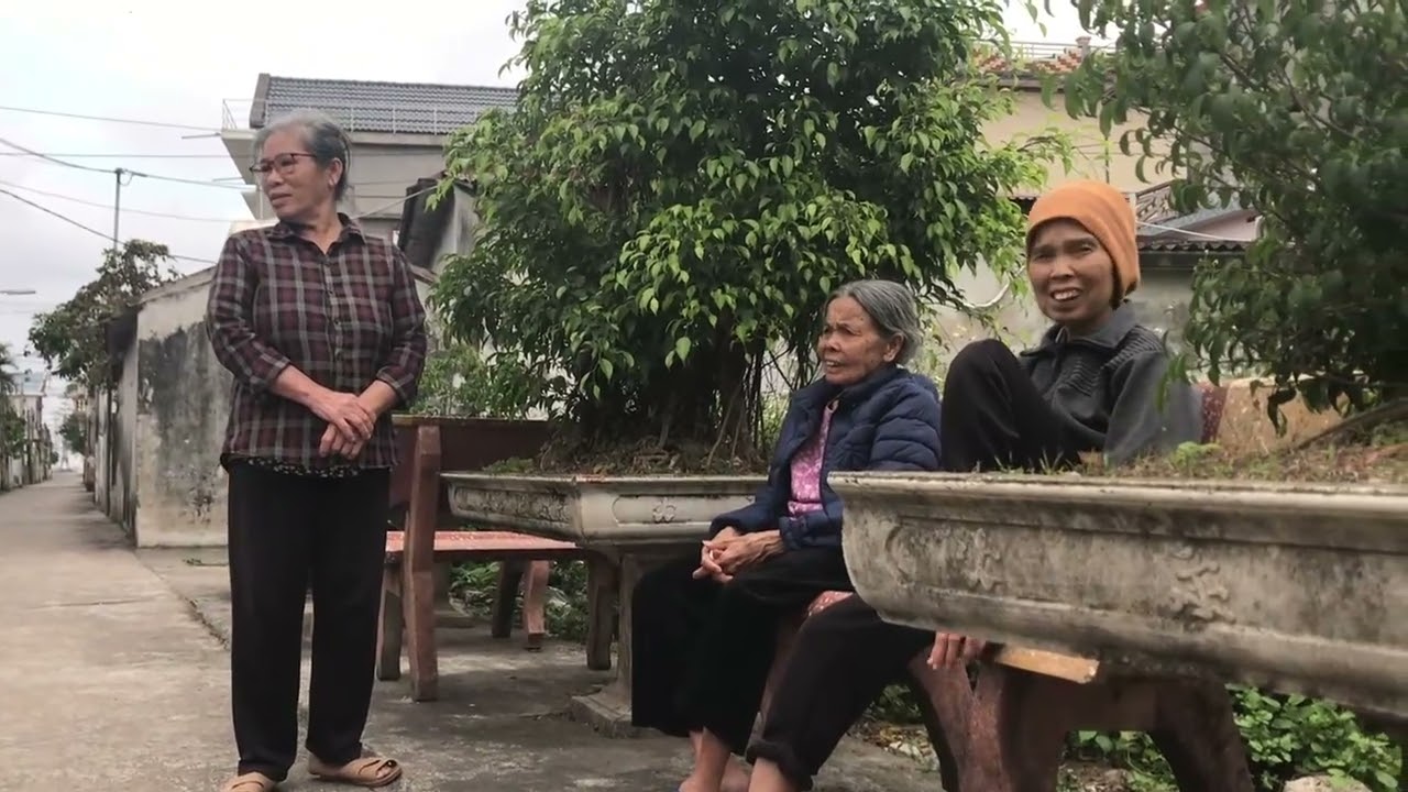 Cụ Phả và mọi người ngồi nói chuyện nhà ông Thực chốt giá cho thuê đất ao họ mới lấp