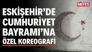 Eskişehir’de Cumhuriyet Bayramı’na özel koreografi; insanlar hilal, akrobasi uçağı yıldız oldu