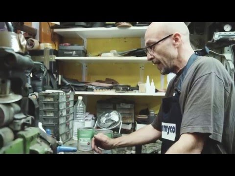 Βίντεο: Πώς να κολλήσετε λαστιχένιες μπότες
