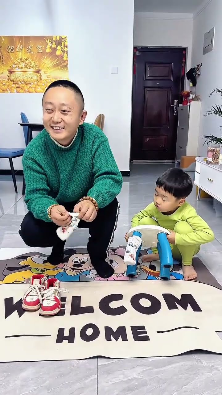 爸爸看电视入迷了，逗逗他!#Cute baby#Cute#呆萌小米宝#聪明宝宝#萌娃#整蛊#测试