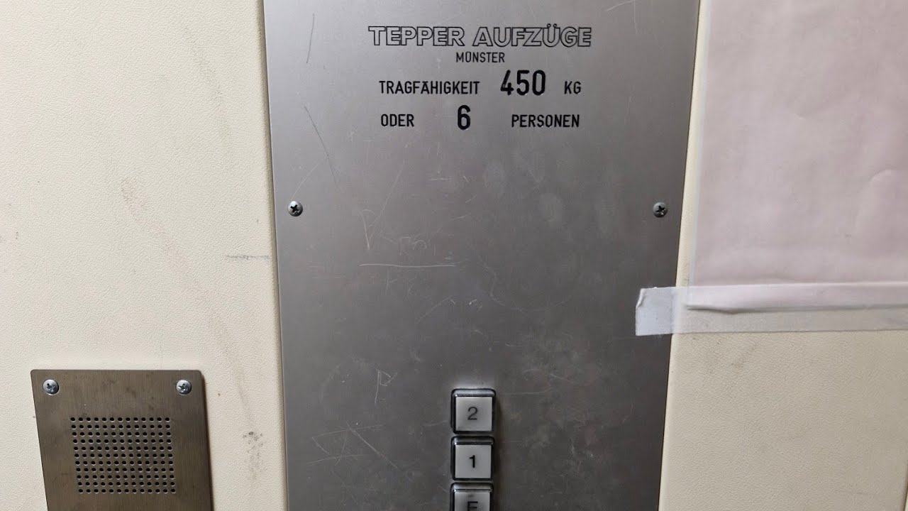 Vandalized, sehr lauter Motor! 1987 Tepper Hydraulikaufzug in einem Wohn- und Ärztehaus in Datteln. 