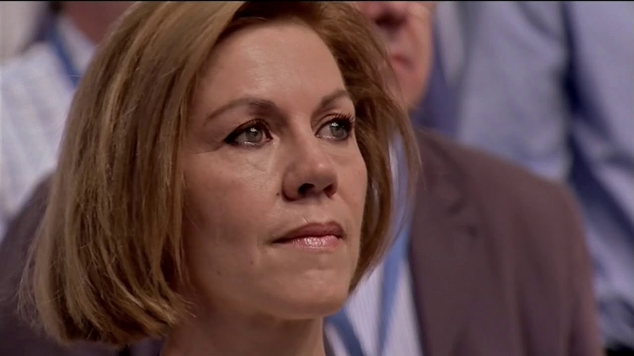 María Dolores de Cospedal llora mientras escucha el himno de España