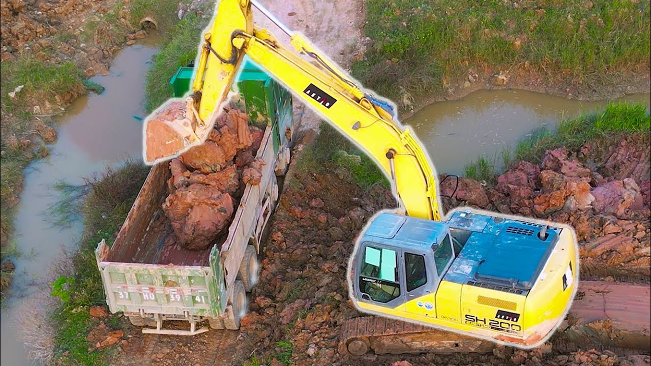🔴 Big Yellow Sumitomo SH200 Excavator Digging The Mud Loading Giant Trucks