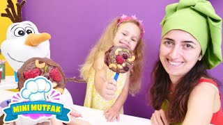Frozen Olaf için çikolatalı elma çubukları! Mini Mutfak yemek yapma oyunları