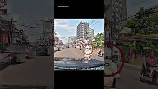 The Moment a Woman Makes a Sudden Turn Without Looking in the Rearview Mirror