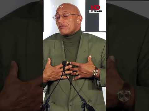 إيميلي بلانت تتلقى عناق ا حار ا من دواين جونسون