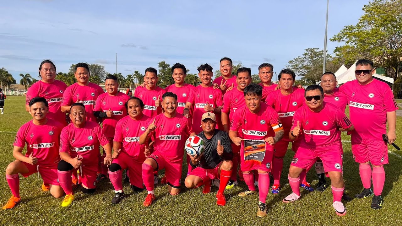 Футбольный матч между Ассоциацией ютуберов Саравака и семьей Игол из Брунея.