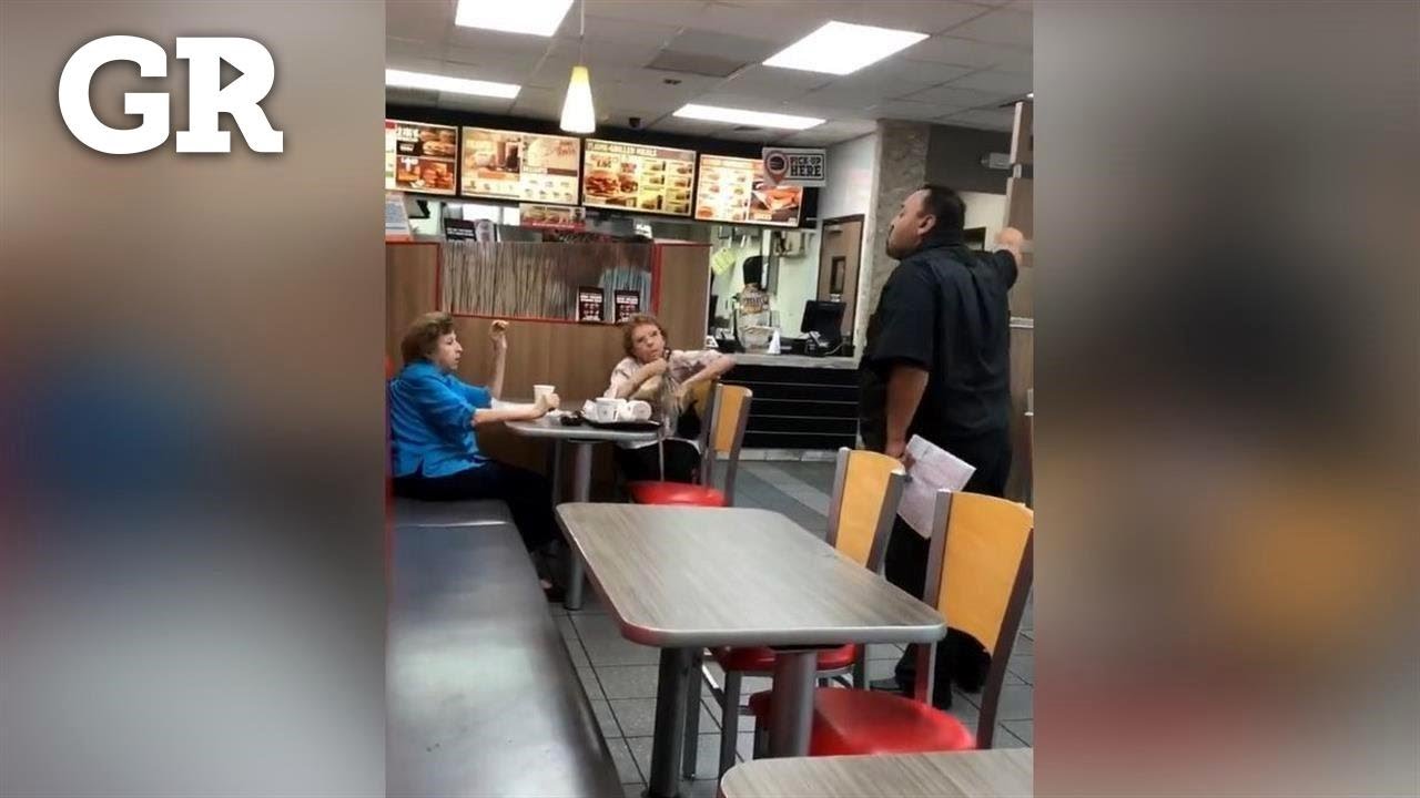 Они кричат ​​на него за то, что он говорит по-испански; они бегут