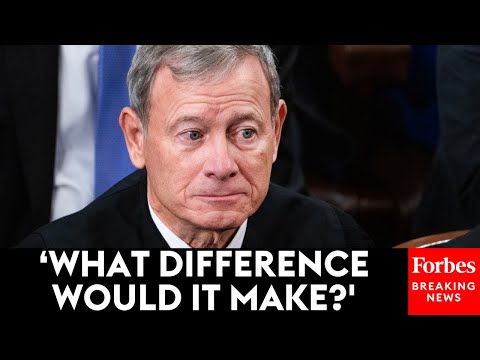 جون روبرتس يضغط على محاميه بشأن الفرق بين قانوني تعويض الضحايا