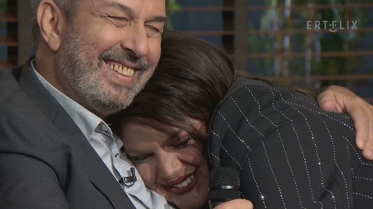 Χρήστος Χατζηπαναγιώτης και Δανάη Μπάρκα τραγουδούν 