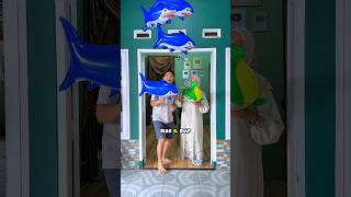 Mau main ada balon ikan hiu sama balon dinosaurus jatoh dari atas
