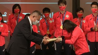 卓球伊藤「感謝は忘れず」   東京五輪メダリスト表彰式