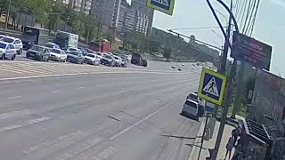 Как будто и не тормозил: опубликовано видео жесткого ДТП на проспекте Жукова