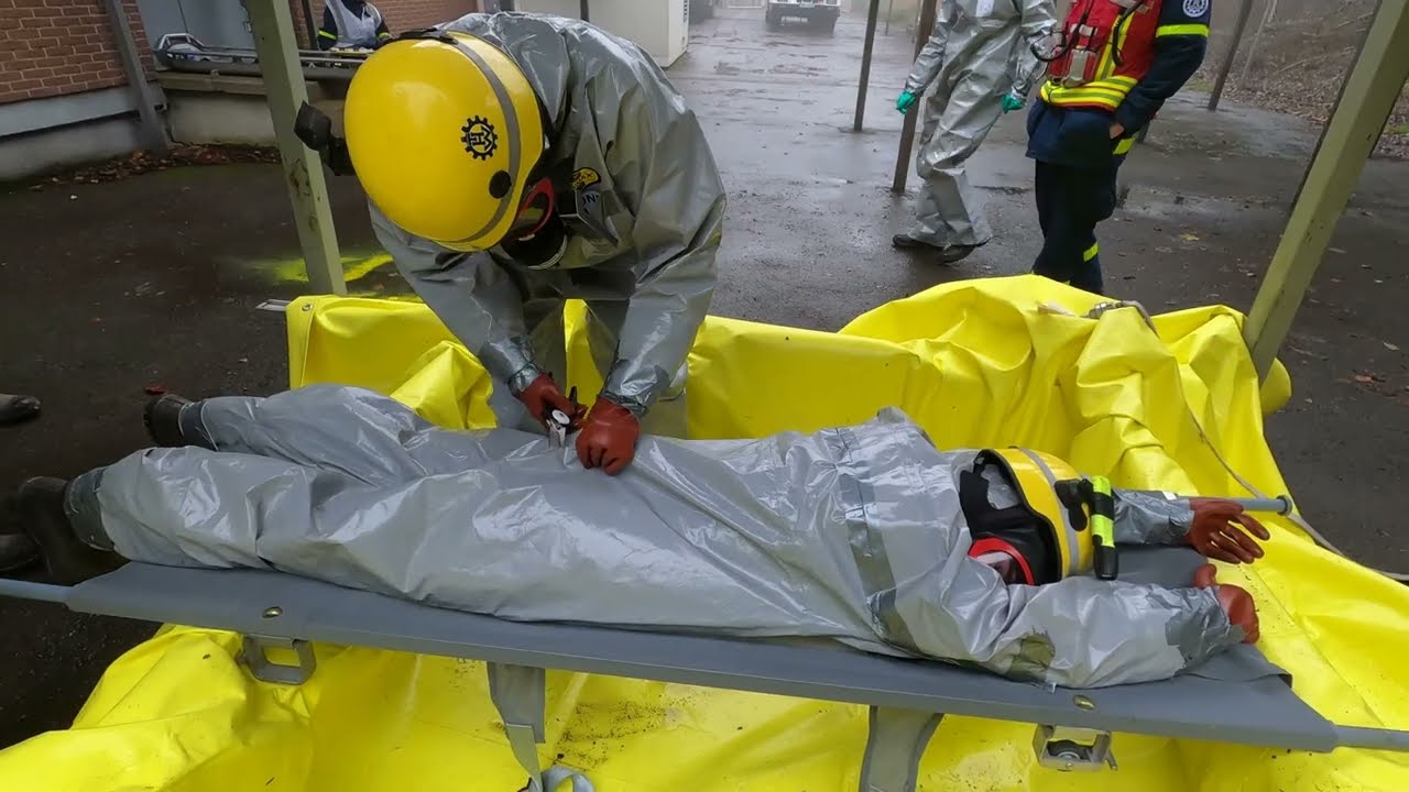 Kameradenrettung aus CBRN Schutzanzug