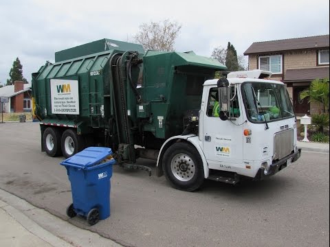 Wm garbage truck