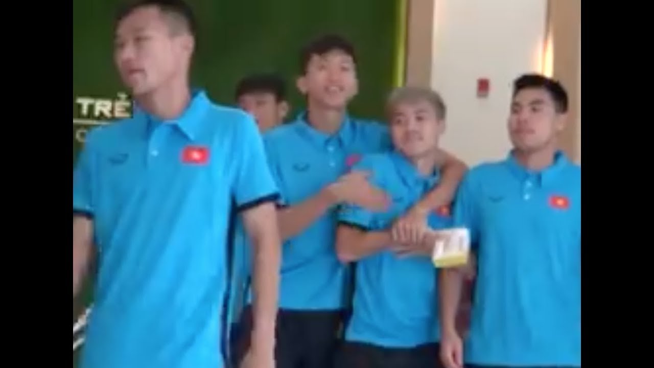 Tùng Lê Sport5 Văn Toàn bị "sàm sỡ", Duy Mạnh khoe trang sức "đắt tiền"