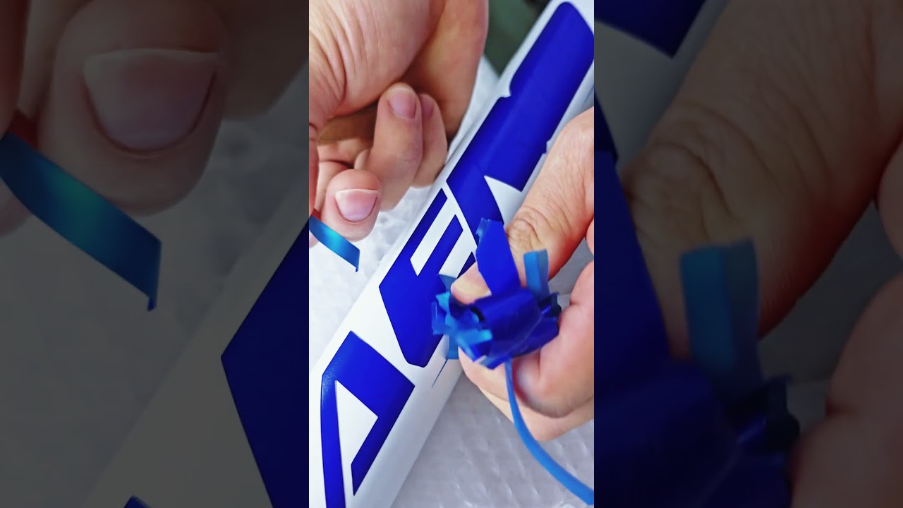 Hold your breath! Peeling off the protective film from the carbon frame!