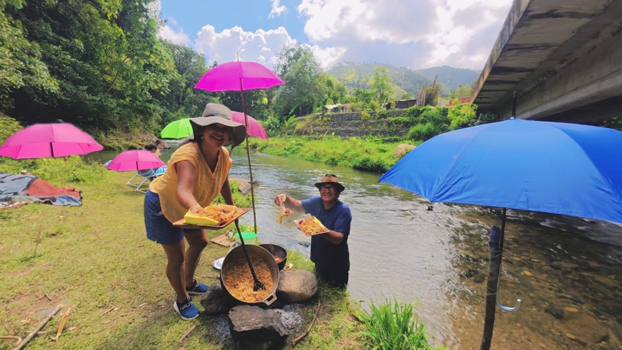 COCINANDO BAJO las SOMBRILLAS MORÓ con POLLO GUISADO en el RÍO  YAQUE en un CAMPO de JARABACOA en RD