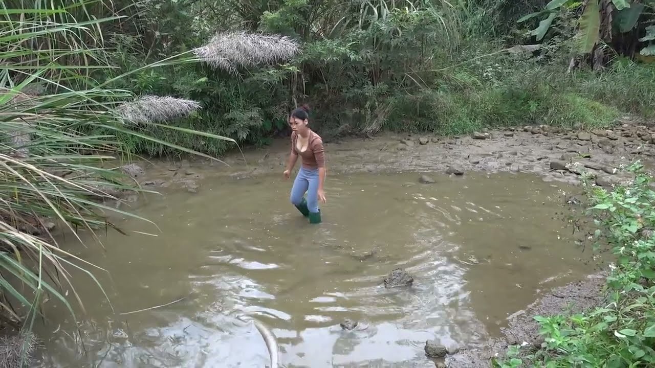 Amazing Fishing | Use a Pump To Suck Water Out Of The Lake - Girl ...