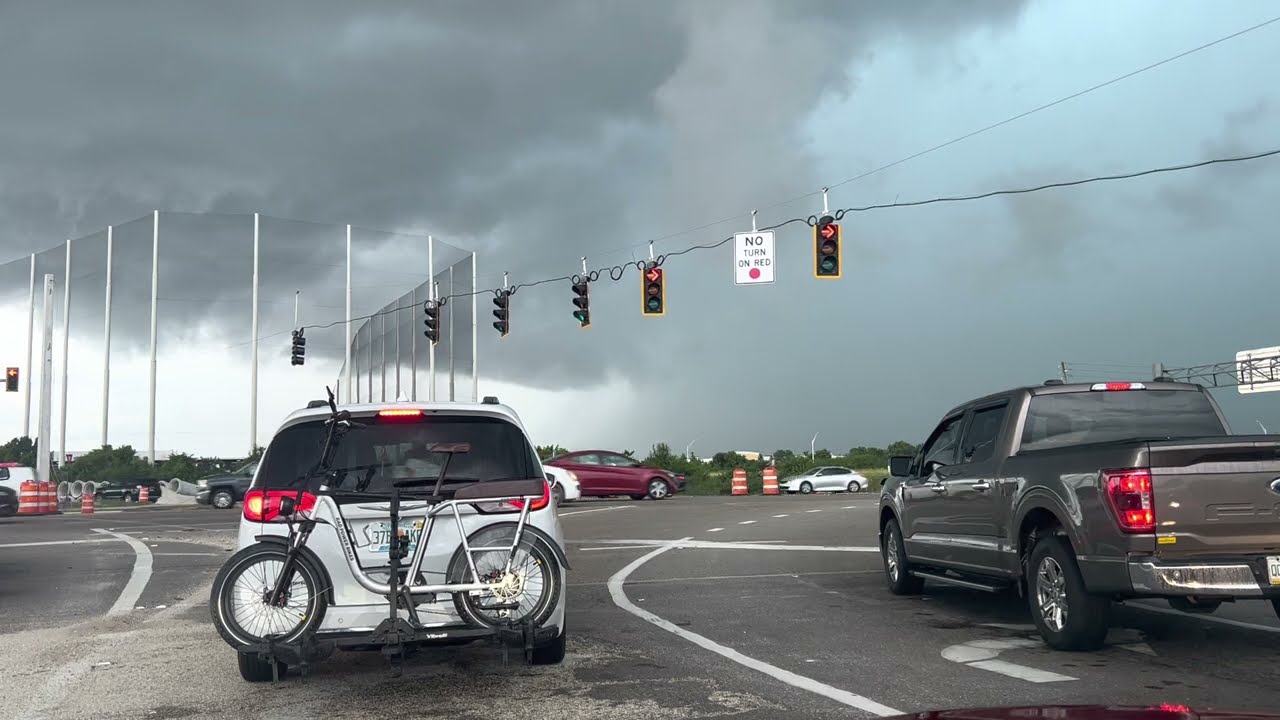 Послеобеденные грозы в Форт-Майерсе почти переросли в торнадо