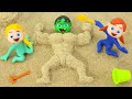 Having Fun At The Beach And Making Sand Figures 💪🤩✌️
