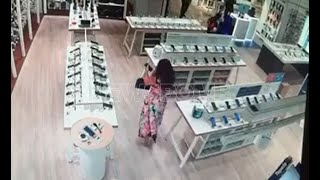Συνελήφθη 34χρονη που έκλεψε ρούχα, κινητά και τάμπλετ από καταστήματα στην Αττική – Βίντεο Newsbomb