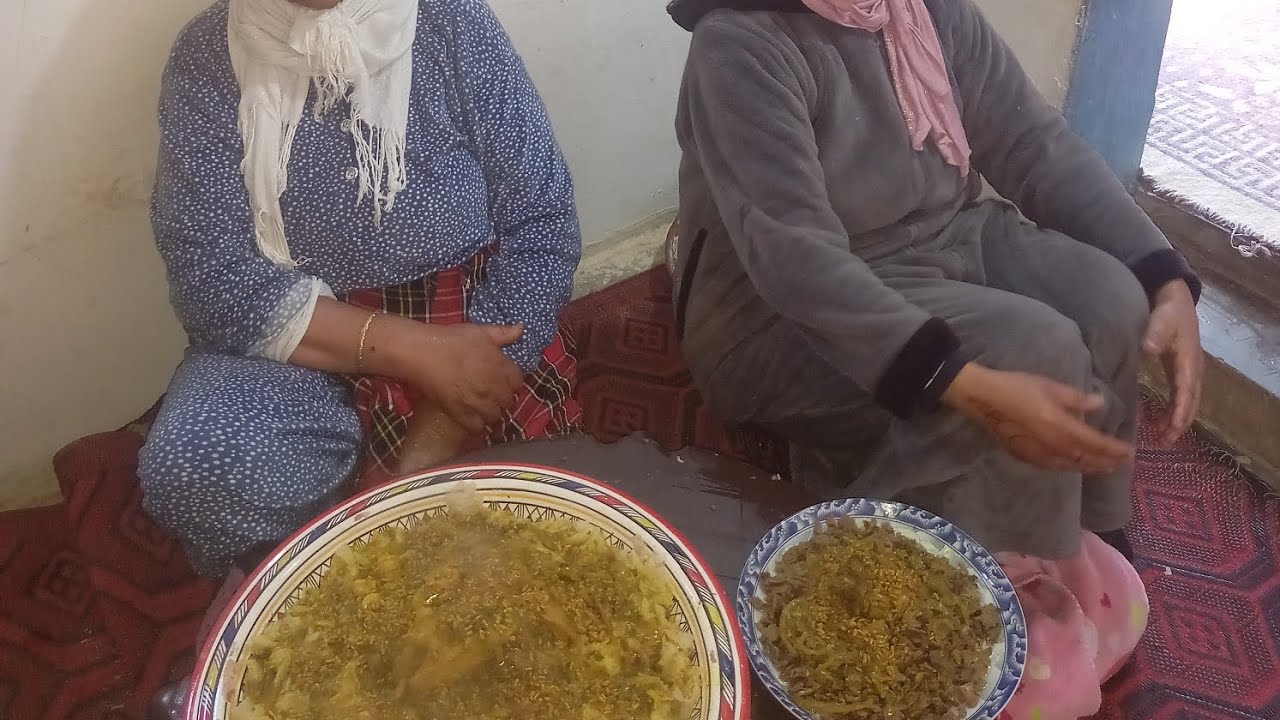 جماعة مع مي نجية فدار بنتها دارت ليهم الرفيسة(فتات) بالطحين ديال الشعير ومرقة يا سلام