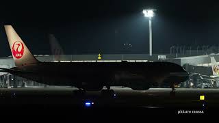 A Boeing 767’s Reverse Thrust That Overpowers the Approaching Helicopter’s Noise