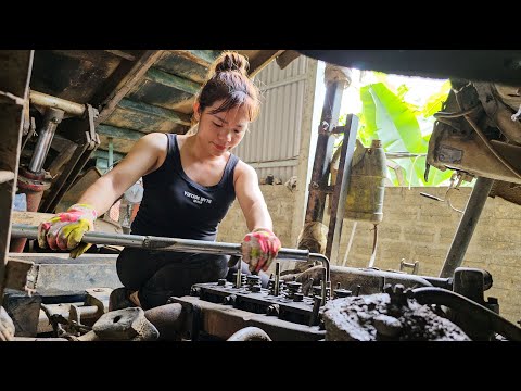 ميكانيكي يستبدل حشية رأس الأسطوانة في شاحنة 4x4 