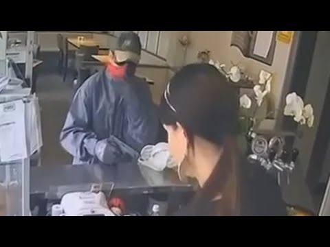 Video Merano, mostra la pistola alla cassiera e rapina il bar: le immagini delle videocamere di sorvegl...