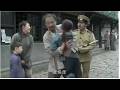 穷老头带小孩上街,谁料小丫头机智求助警察,这下精彩了