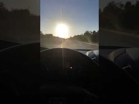 طريق طويل والسيارة تمشي