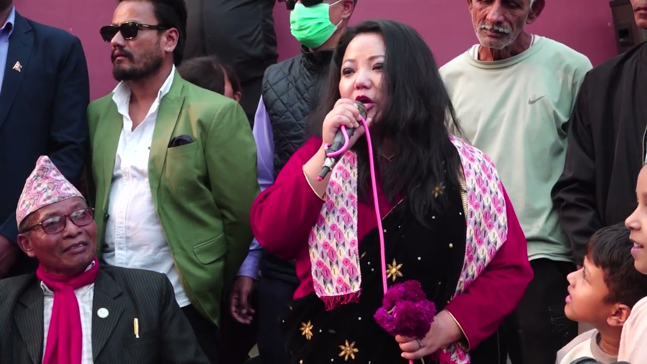 नेकपा एमाले अध्यक्ष केपी शर्मा ओलीको चुनावी प्रचार कार्यक्रममा गायिका ज्योति मगर ।