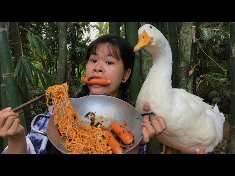 Video Mì Cay Nhật Bản Trộn Xúc Xích. Bim Bim Cay Quéo Lưỡi - youtube