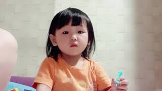 Họa Sĩ Nhí Vẽ Bằng Tay Trái 은서