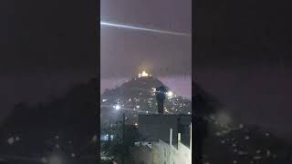 Noche de lluvia en Atlixco Puebla al fondo el cerro de San Miguel #pueblomagico #AtlixcoPuebloMagico