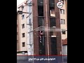 بلياقة بدنية مبهرة رجل إطفاء يتدرب على تسلق مبنى في أقل من 10 ثوان 