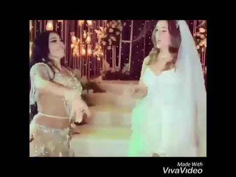 عروسة تمسح بكرامه الرقاصه في الرقص
