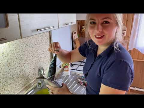 Аня и катя. Мама на кухне рисунок. Ребенок помогает маме. Сюжетная картина на кухне. Ира и катя помогают маме фермеру.