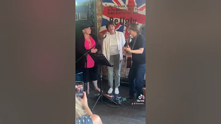 Anne & Linda Nolan singing Im In The Mood For Danc...