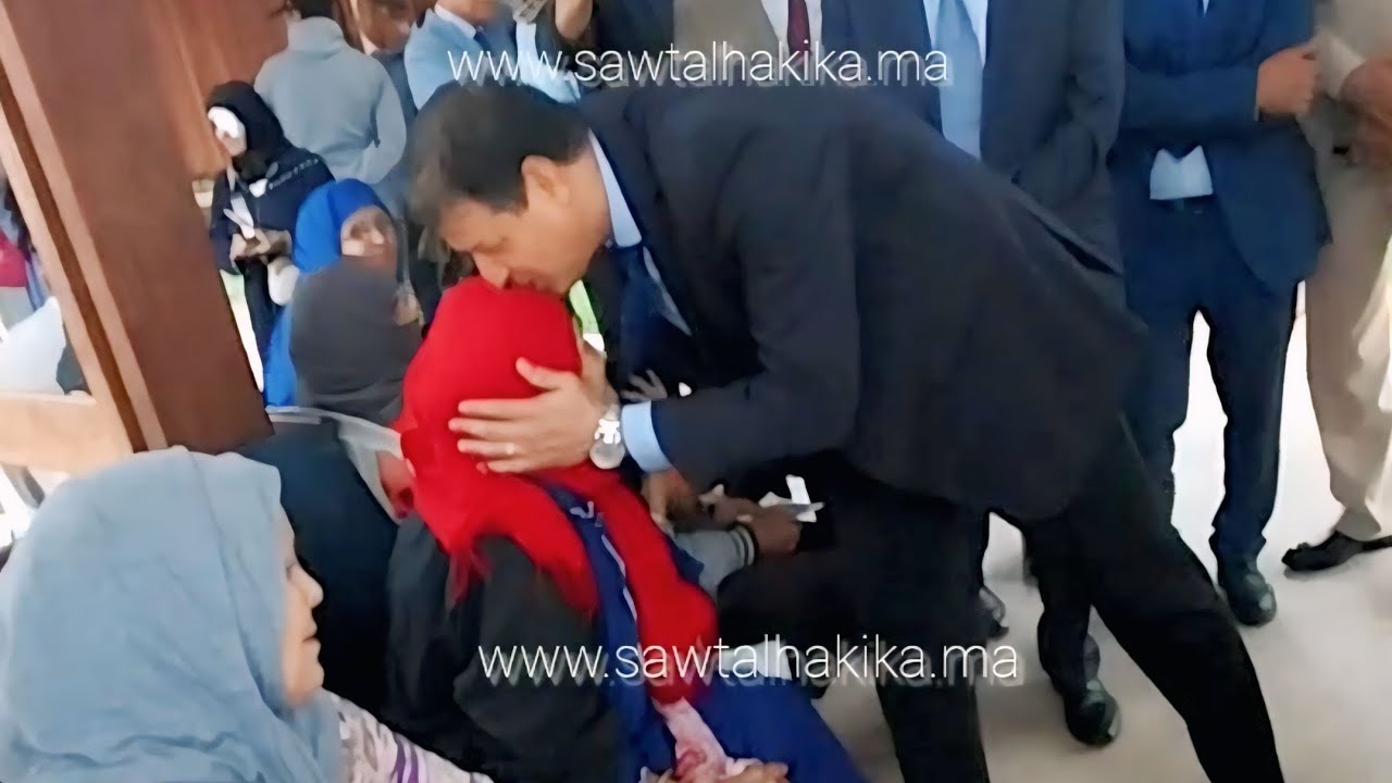 تعامل إنساني لعامل إقليم تارودانت مع مرضى خلال إعطائه انطلاقة قافلة جراحة العيون بذكرى مسيرة الخضراء